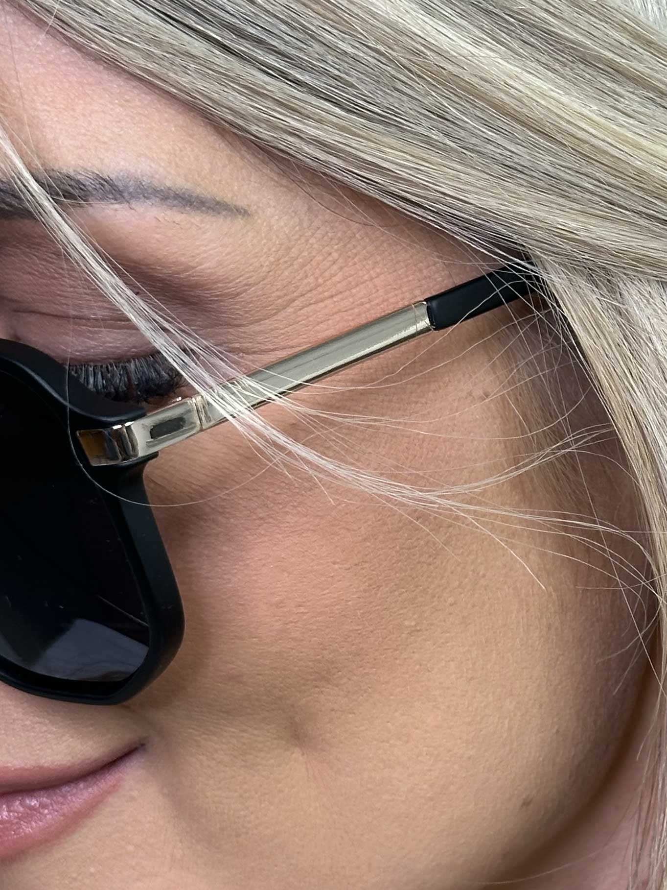 Tracy - Sorte solbriller med guld detaljer